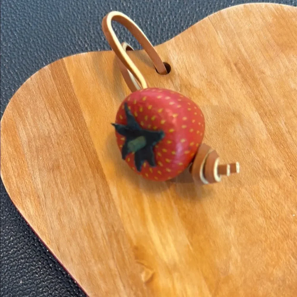 Tree-Spirit Strawberry Shaped Wooden Cutting Board with Strawberry Hook